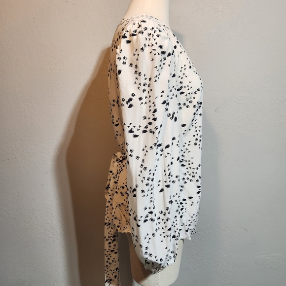 EUC MODCLOTH WHITE WRAP BLOUSE WITH BLACK ANIMAL NOVELTY FOOT PRINTS SZ S - Picture 5 of 9